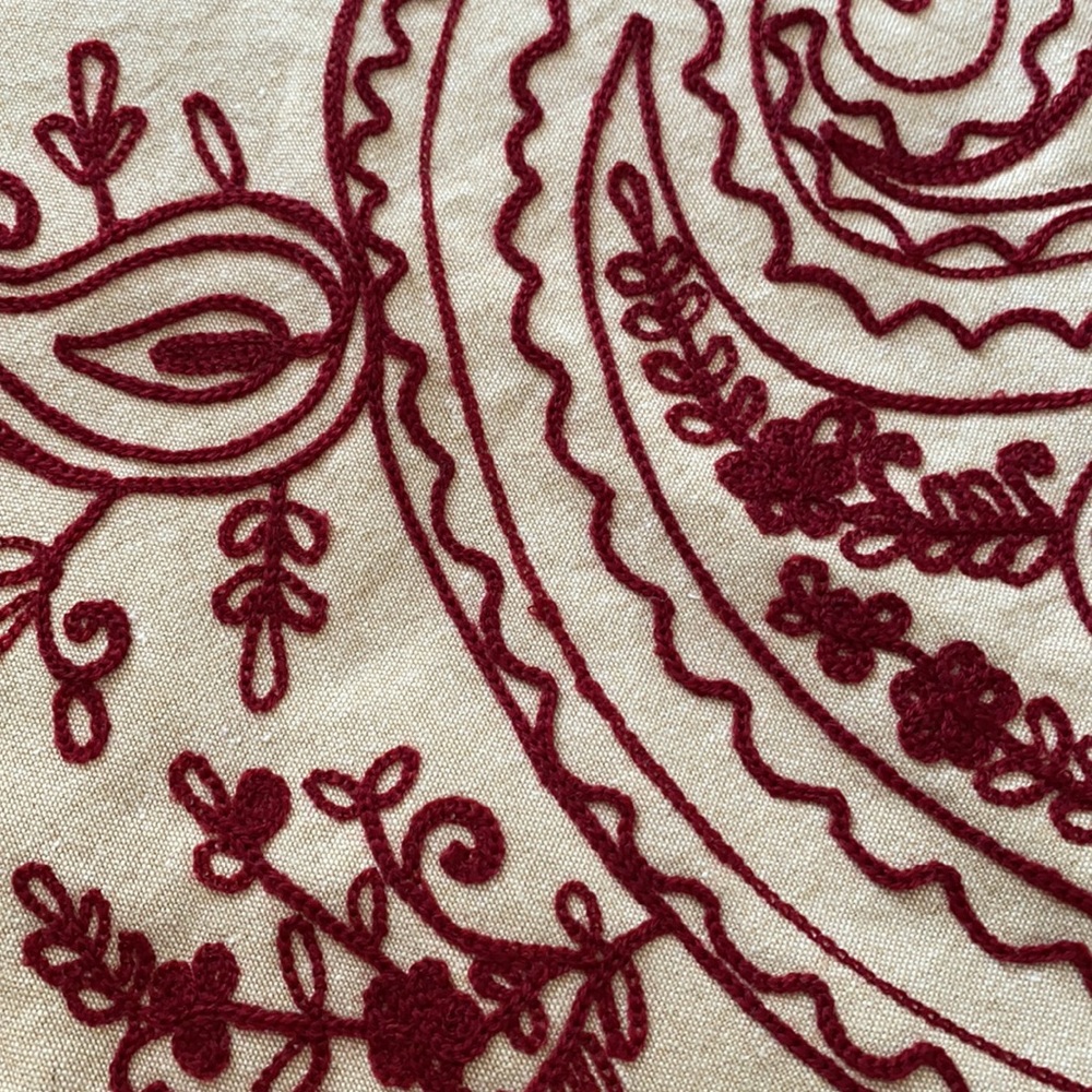 Detailed Table Runner - Picture 4 of 6